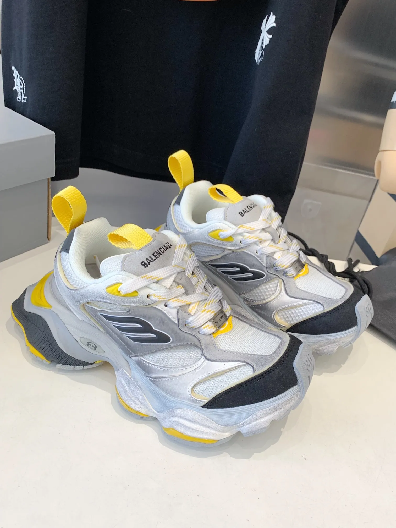 👟👟Ex-factory price 820👟👟 Paris 5XL correct version Balenciaga CARGO 23ss catwalk style 🔺 ℹ️The distressing process is done by hand. The degree of distress, scratch size and range of each shoe has a certain difference, which is normal. The upper is filled with high-density imported sponge, and the tongue is embroidered with Balenciaga words, as well as small engraving details. This plaque is developed by a separate mold, and there is 3M reflective material on the side. The three-dimensional logo and size mark on the heel, accessories dust bag and included shoelaces are upgraded and thickened shoe boxes. They are all made of original files and original lasts. CNC developed 1:1 proportion weight. Original EVA environmentally friendly deodorizing ring type insole. Newly developed 7-layer private mold. Combined anti-slip outsole. Information ℹ️ A large version design that has become more popular in recent years. This cargo is fatter than 3xl. It has a very good wrapping feel and is also very retro and fashionable. The sole is definitely very wear-resistant. Size: 35 -46